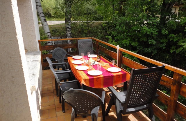 Spacious apartment of 70m2/6p. in chalet well located 500m from the village of Allos