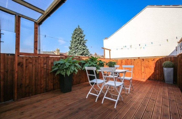 Spacious apartment sleeps 11 guests 15mins to central London