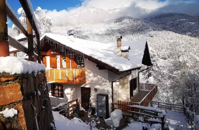 Spacious apartment with balcony and terrace. Rural location with great views!