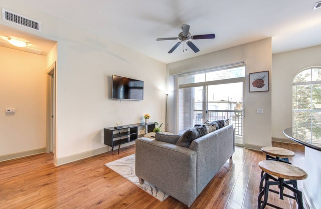 Spacious Apt in Houston with fitness room, AC, Free Parking, Pets Ok