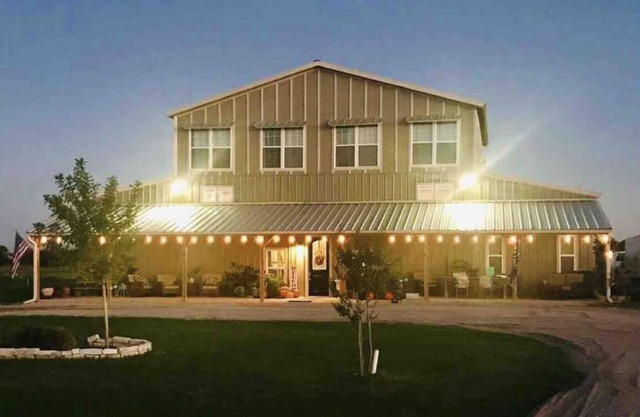 Spacious Barndominium with Wifi, Games