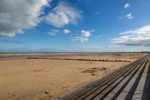 Spacious Beach Home With Hot Tub, BBQ and Garden
