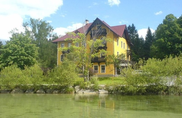 Spacious, bright apartment (110 sqm) with balcony and lake view