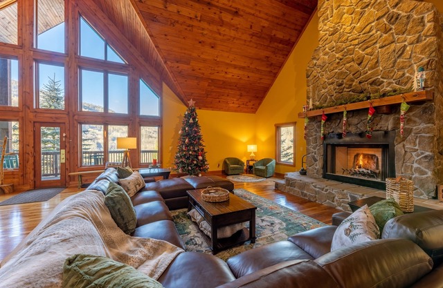 Spacious Cabin w/Hot Tub~2 King beds, fire pit