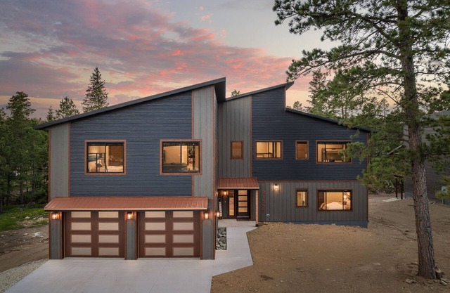 Spacious Cabin with AC, Wifi, Hot Tub, Garage & Trail Access