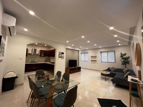 Spacious, Central & New 3-BR apartment. Wifi & AC