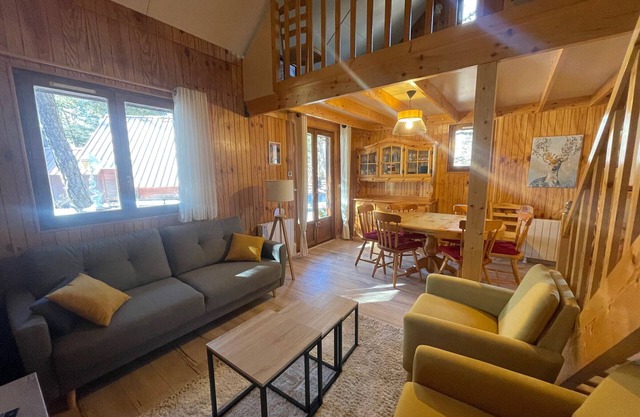 Spacious Chalet Near Golf Course, Sleeps 8, Fully Equipped Kitchen, Free Shuttle to Ski Resort