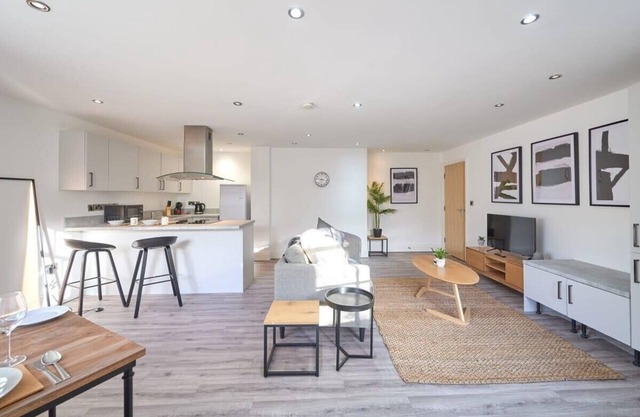 Spacious & Characterful Preston Apartment w Parking