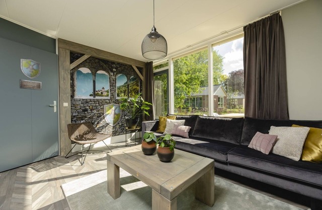 Spacious children's cottage with treehouse beds, bubble tub, toys and a fun theme!
