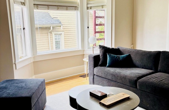 Spacious Classic 2BR - Kits Beach Sunsets & Seawall