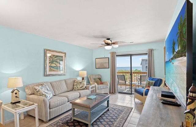 Spacious condo, across the street from the beach + Free Attraction Tickets!