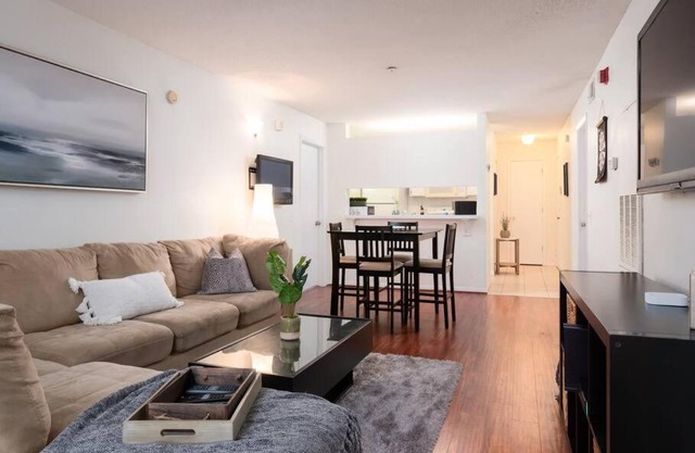Spacious Condo Mins to Shands, University, & DOWNTOWN!