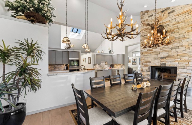 Spacious Condo Overlooking Keystone Lake w/2 Private Balconies & Fireplaces!