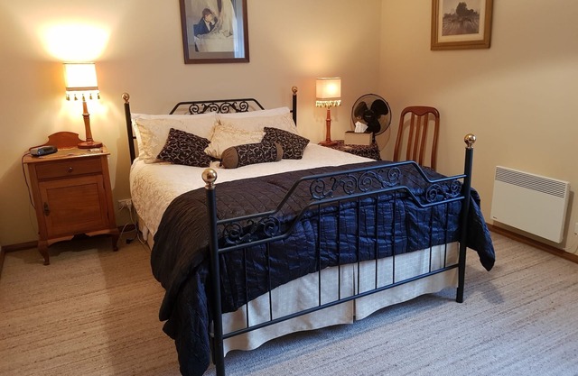 Spacious conjoined house situated on 40 acres 15 minutes from the Hobart C BD.