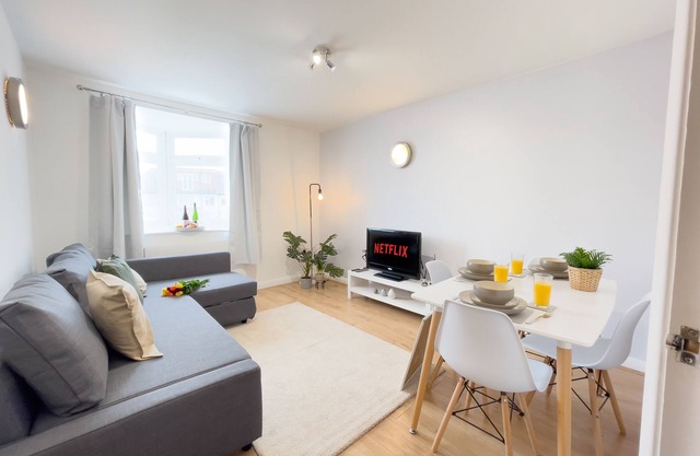 Spacious Contractor Flat for Large groups - FREE parking by Tailored Apartments