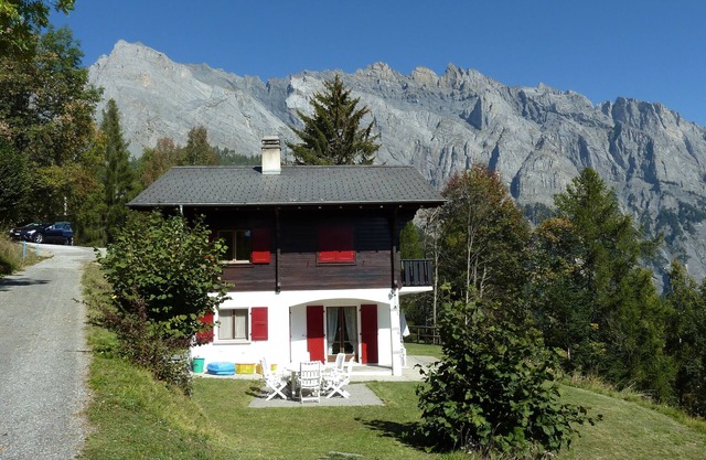 Spacious cottage with views breathtaking in central Valais (Switzerland)
