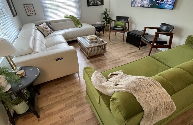 Spacious cottage by lake & walking trails, 1 mile from downtown Shipshe.