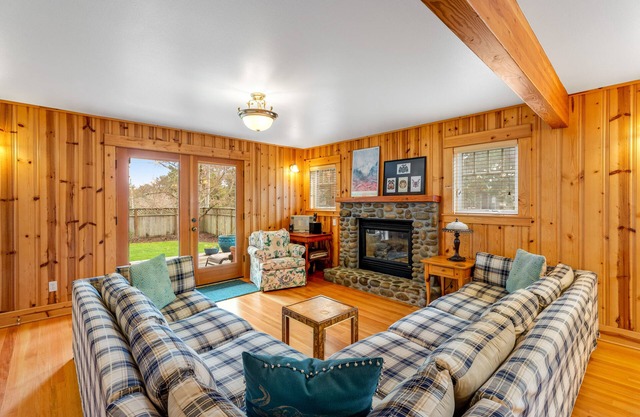 Spacious Cottage with Enclosed Yard - Walk to the Beach, Weddings Welcome
