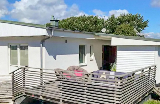 Spacious cottage with sauna near the sea and a golf course