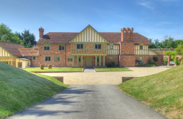 Spacious Country House Retreat With Heated Pool