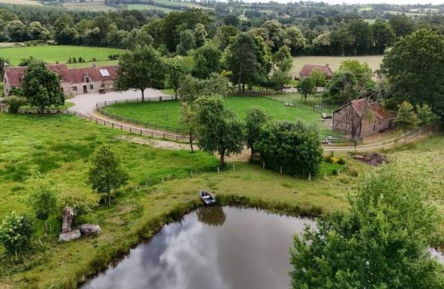 Spacious Countryside Retreat with Games Room, Near Pond, Sleeps 15