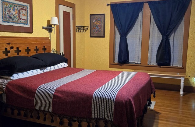 Spacious, Deco era apt. 2, private, arty & comfortable, deck overlooking garden.