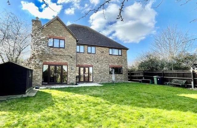 Spacious detached 5 bedroom house with a fireplace