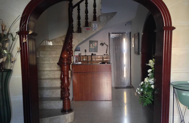 Spacious Double Room with Balcony close to Mdina