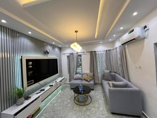Spacious elegant 3 Bedroom Bungalow in RCCG Camp Mowe WiFi AC Solar