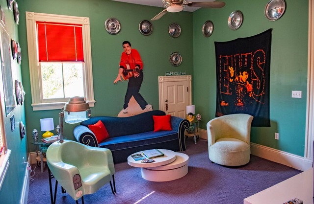 Spacious Elvis Suite at The Lookout Inn in the colorful Bywater neighborhood!n