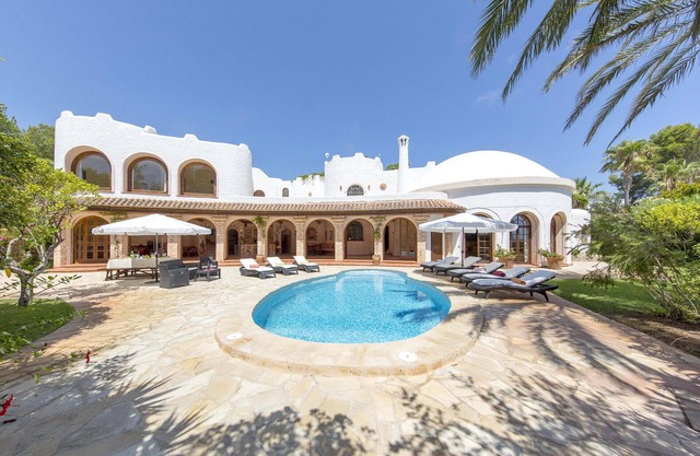Spacious villa with a beautiful garden, private pool on the beach of Cala Llenya