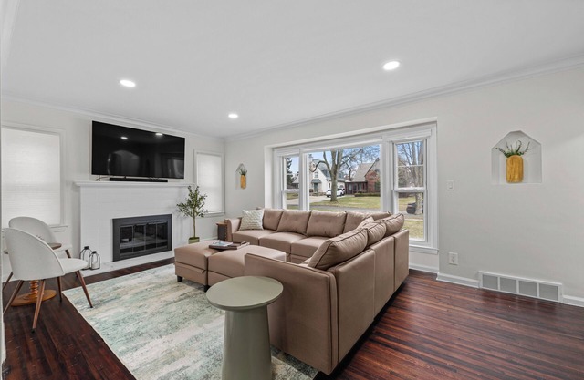 Spacious family-friendly 4 BD home with/AC, by downtown Royal Oak, Zoo