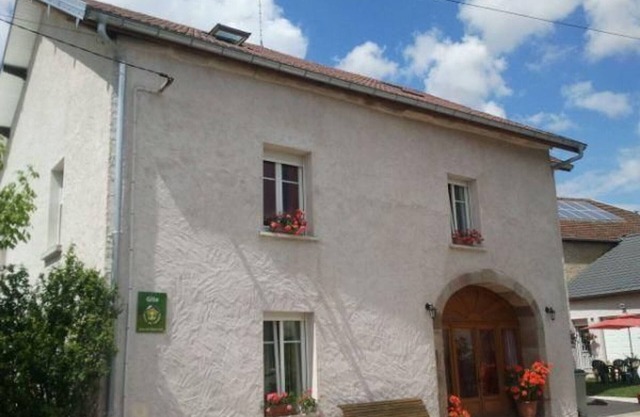 Spacious family cottage with full amenities in Briaucourt
