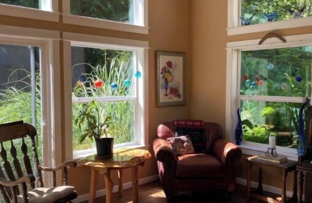 Spacious, family & dog friendly garden oasis home in Yelm, WA.