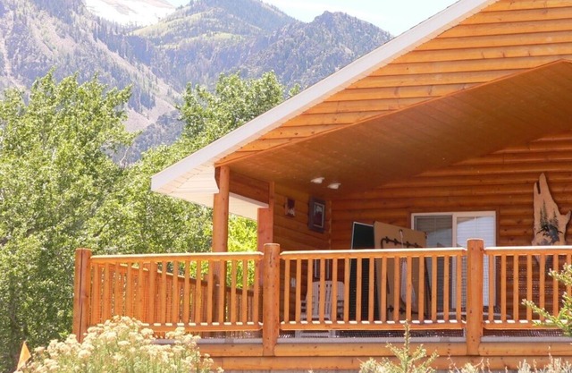 Spacious family-friendly mountain cabin with access to ATV off-road Trails