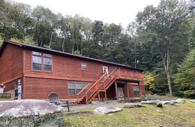 Spacious Family-Friendly Retreat W/ Private Hot Tub, Two Decks, & Fast WiFi