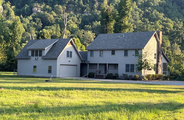 Spacious family home on the banks of the Little Red River in Heber Springs AR. n