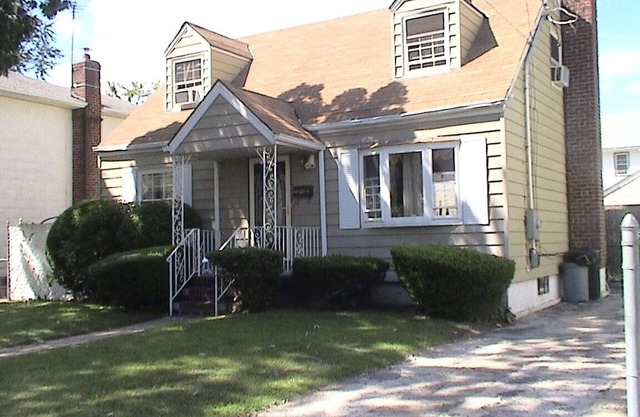 Spacious family house in Queens, 10 minutes from JFK, Mall & Train, Free Parking