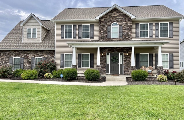 Spacious Family Home - Close to Virginia Tech & Radford University
