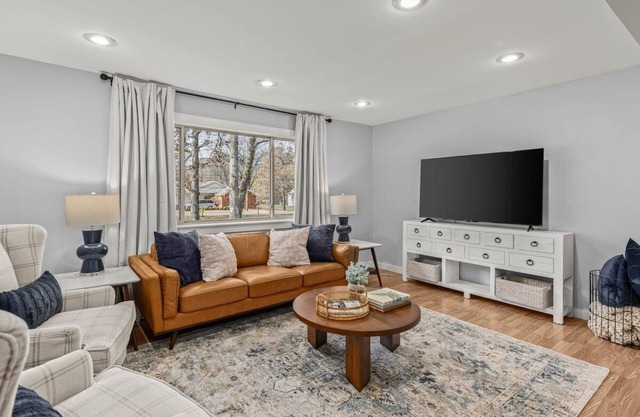 🫴 Spacious Family Haven Walk to Downtown & JBU