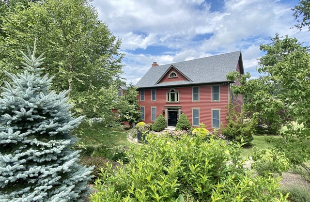 Spacious Farm House on the Lake - 1 Hour from NYC