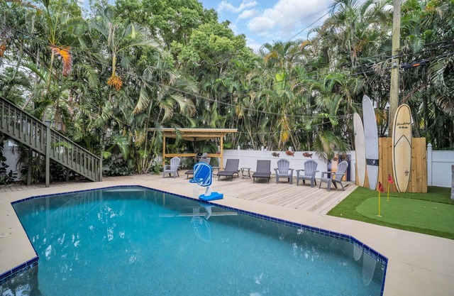 Spacious full remodeled luxury retreat w/Private pool, golf cart, movie theater