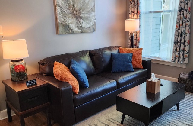 Spacious Fully Renovated Apt, near State Capitol Bldg, Downtown Topeka, I-70