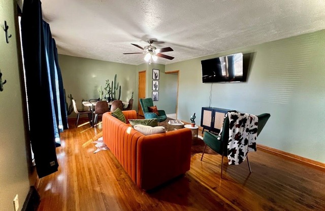 Spacious, fun & Vibrant House located in cozy neighborhood.