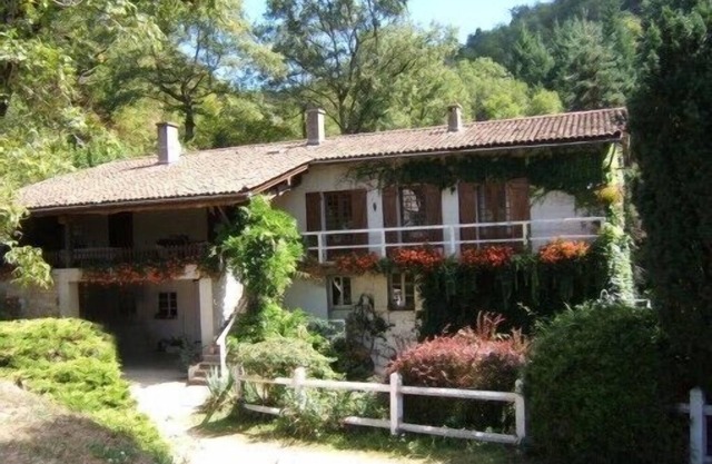 Spacious gîte near THIERS, 6 bedrooms, 14 people Self-catering cottage