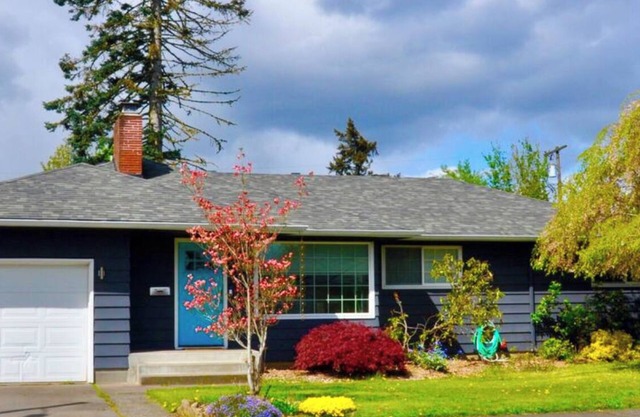 Spacious Getaway Near Mt Tabor Park—Sleeps 4, Kitchen, AC, WD, Workspace, Patio