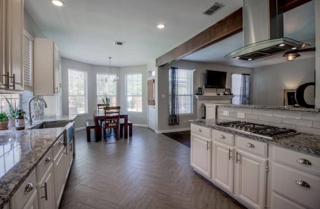 Spacious Gorgeous Home With Year Round Pool Oasis