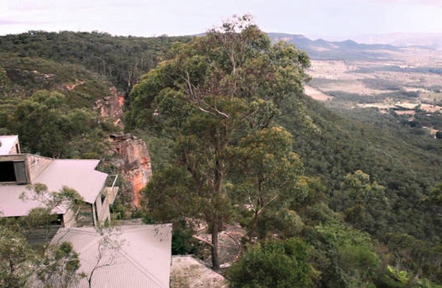 SPACIOUS GRANDVIEWHAUS, WITH SPECTACULAR VIEWS, MT VICTORIA NEAR BLACKHEATH
