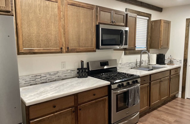 Spacious guesthouse apt with King bed, pet friendly & sleeps 4