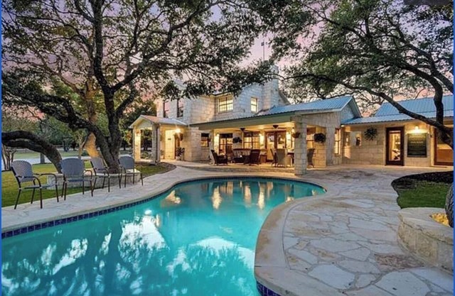 Spacious Hill Country Getaway on 10 acres with Refreshing Pool - sleeps 20+